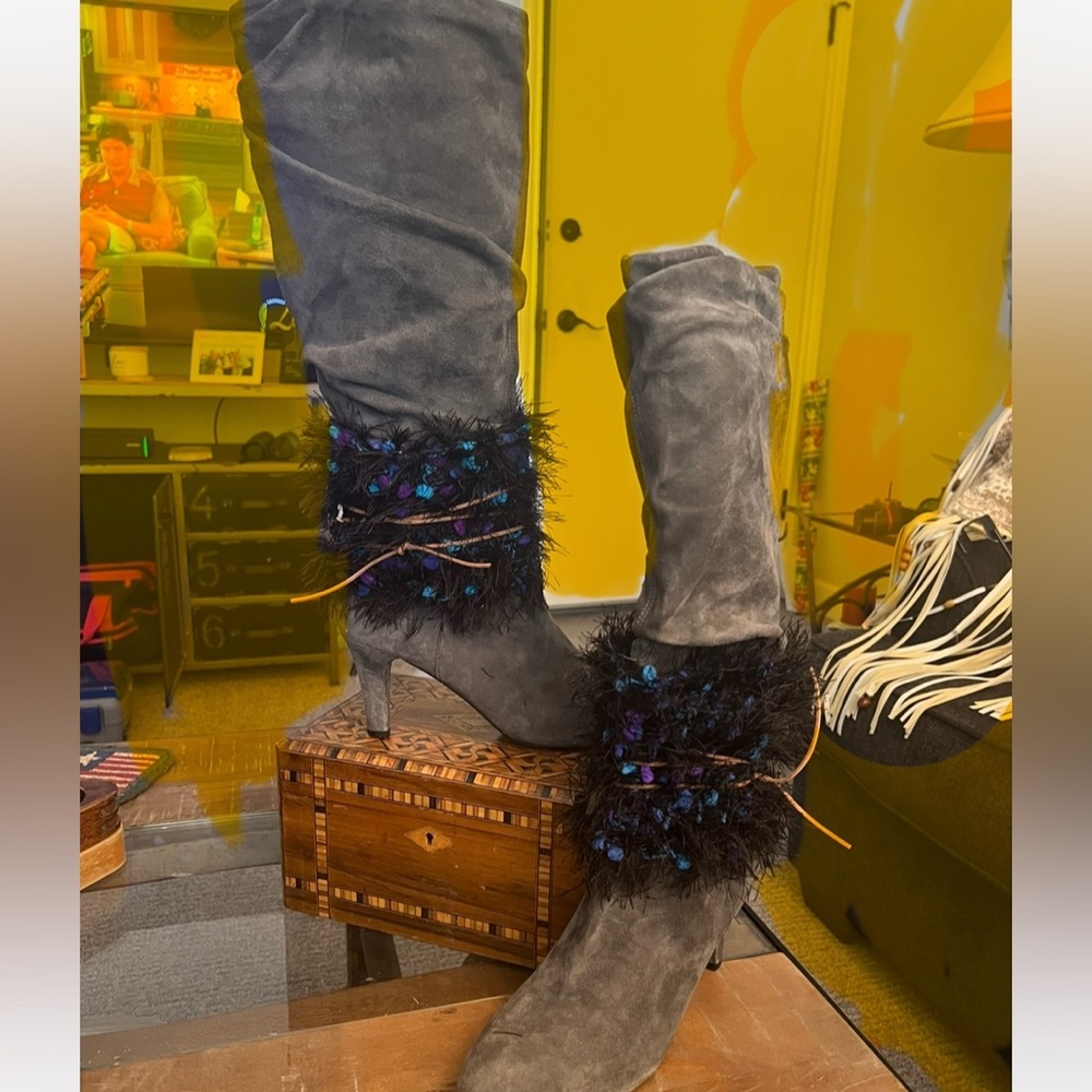 Hot!Knee high gray suede boots. Blk Crochet ankle warmer w/flecks of B&P 3” heel
